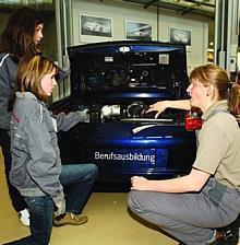 Schülerinnen aus dem Grossraum Stuttgart lernten heute am Girls Day unter Anleitung von Auszubildenden die Arbeit bei Porsche kennen. Foto: Auto-Reporter/Porsche